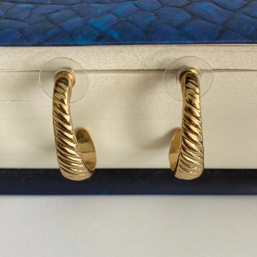 Vintage Gold Earrings - Picture 2 of 4
